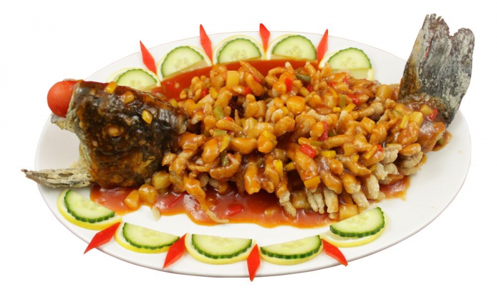 Живой карп, жареный во фритюре с кисло-сладким соусом