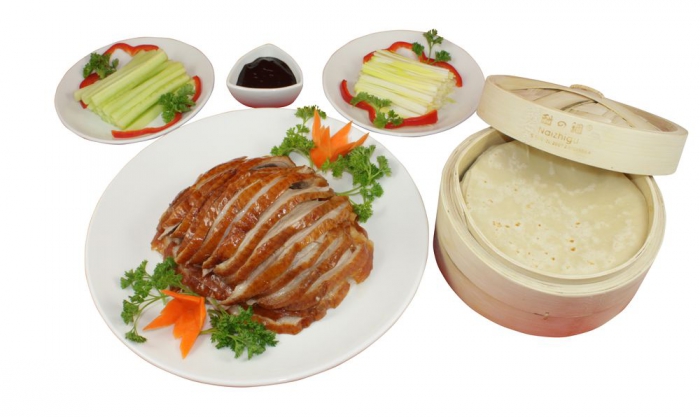 Утка по-пекинскиУтиная грудка с рисовой лепешкой, овощами и соевым соусом