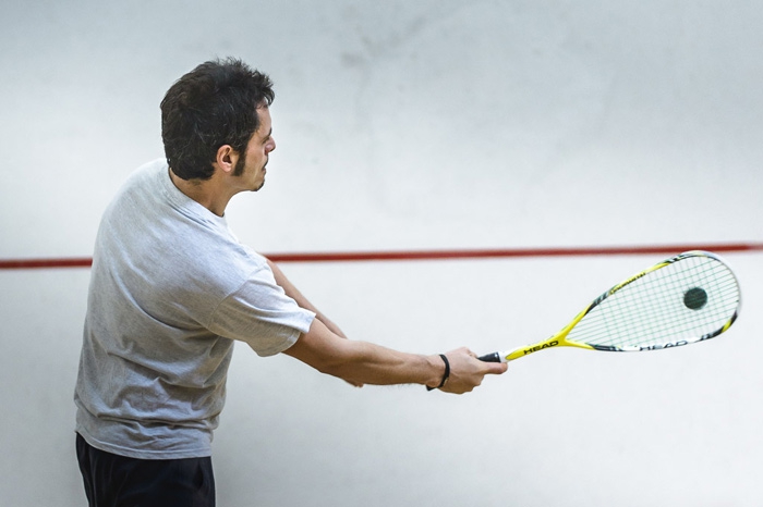 Сквош Эту игру придумали британские школьники, пока скучали в ожидании своей очереди поиграть в большой теннис. Игра ведется на специальном корте для