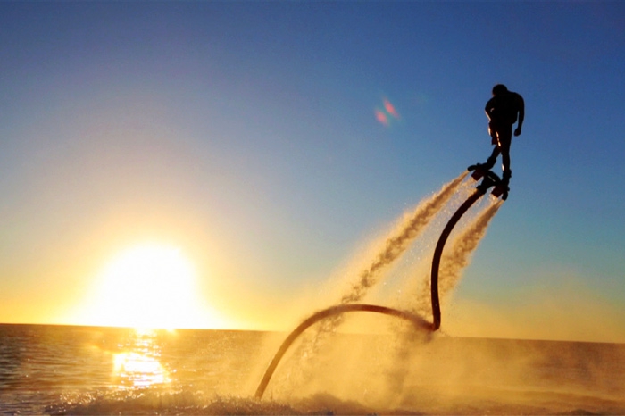 Флайбординг Если вам известно, что такое флайбординг, то наверняка в голове сразу играет две песни: что-то очень драйвовое и песня R. Kelly «I believe