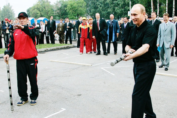 «Городки» Знакомая многим с малых лет, эта игра приобрела неожиданную популярность в последнее время. Это советская версия Angry Birds, где вместо
