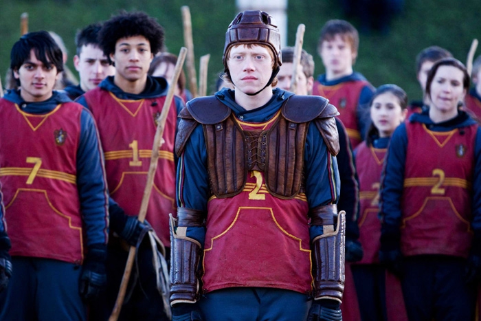 Квиддич В реальный мир квиддич перебрался из вселенной Гарри Поттера. К сожалению, летающих метел еще не изобрели, и игра происходит не в воздухе, а в