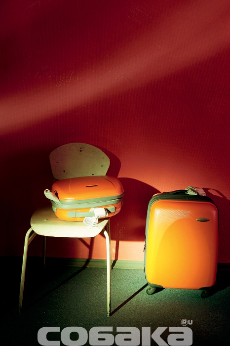 Чемоданы ярких цветов оставили на хранение гости, театральные продюсеры