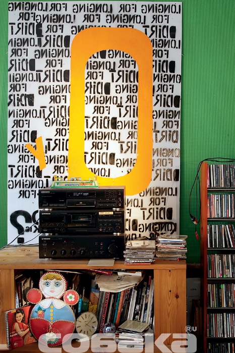 Картину по трафарету Longing for dirt сделал в мастерской Дмитрия Барбанеля журналист Владимир Степанов.