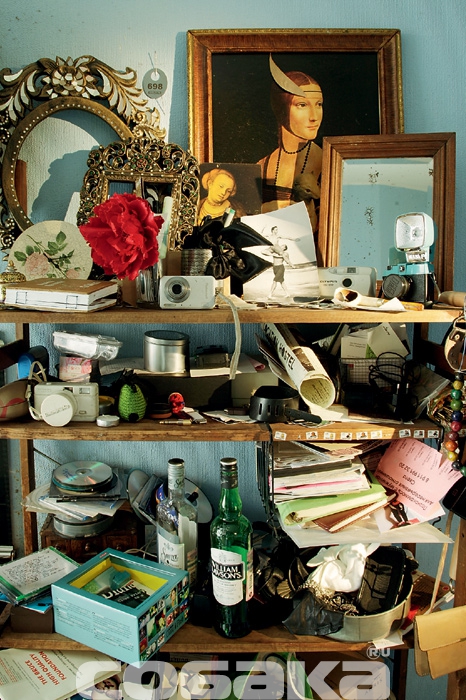 Стеллаж, где хранится все самое ценное: репродукции художников Возрождения из комиссионных магазинов, фотоаппараты, рамки из Индии и Таиланда, броши и