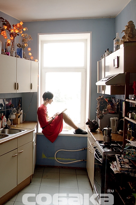 Светлана на кухне — именно здесь ей удобнее всего работать и принимать гостей