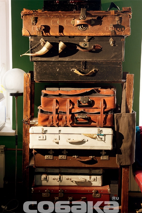 В чемоданах хранится реквизит для съемок