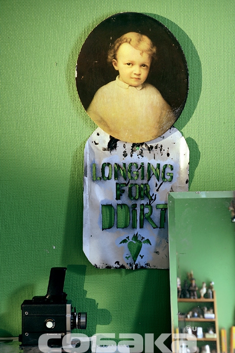 Детский портрет Владимира Ульянова и трафарет составляют композицию «Чтобы помнили»