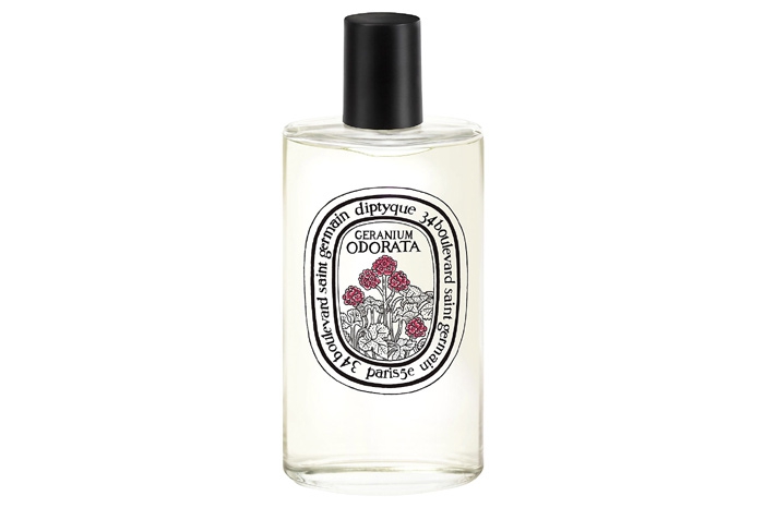 Geranium Odorata, Diptique На алые герани направил он коня, вслед за Блоком — парфюмер Фабрис Пеллегрин. Кроме герани настигнуты горшочек с побегами