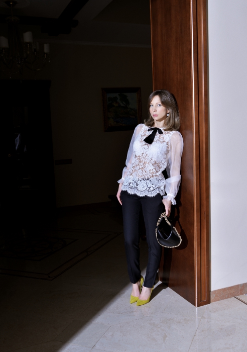 Блуза Dolce & Gabbana, джинсы Maison Martin Margiela, туфли Manolo Blahnik, сумка Chanel