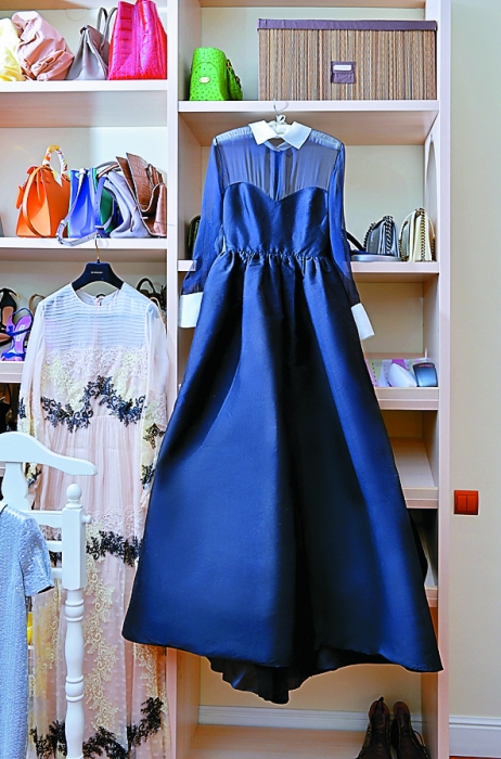 У меня собралась уже приличная коллекция нарядов бренда. Самое значительное — платье «в пол» для важных случаев.