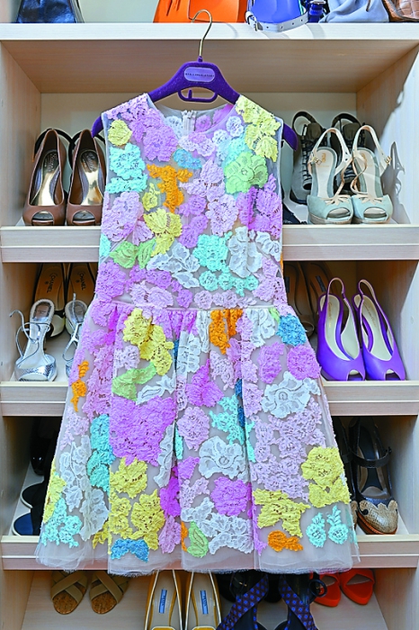 Платье Valentino для летних прогулок с детьми.