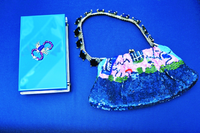 Сумочка Valentino вышита пайетками с багетными камнями на ремне-цепи