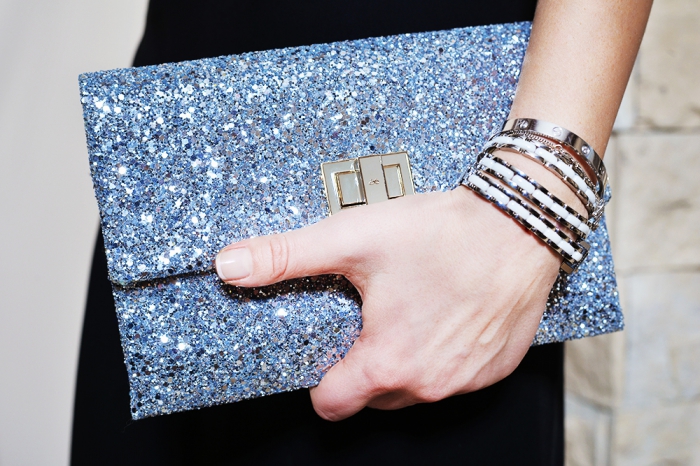 Клатч Anya Hindmarch с россыпью блесток. При выборе клатчей решающую роль играет маркировка Limited Edition. А для сумки на каждый день важна