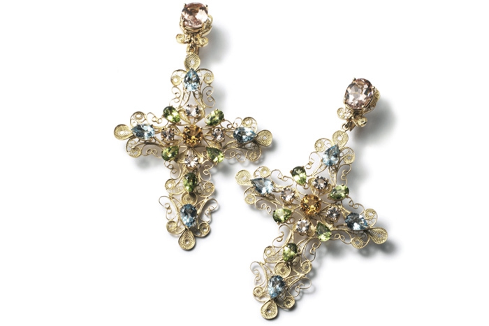Dolce & Gabbana Филигранные кресты, будто с пресбитерия палермского храма, отлиты вручную из золота 750-й пробы и орошены каплями морганитов