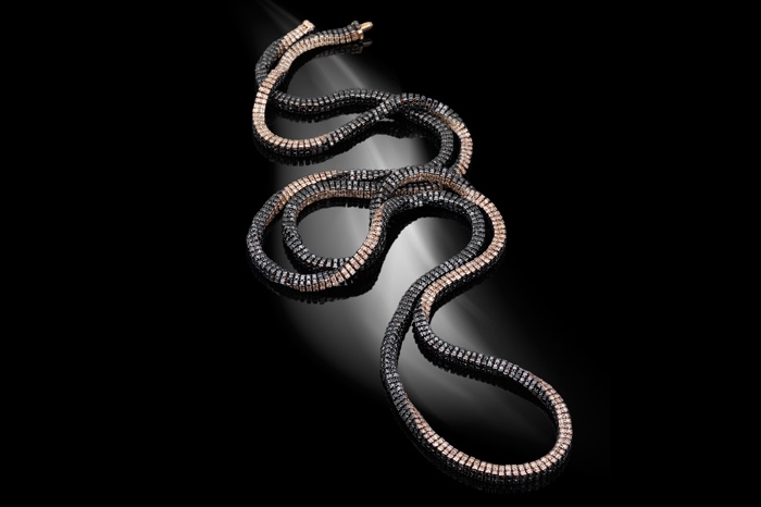 Reho Concept, Reho Concept Туринец Массимо Рео изобрел систему крепления драгоценных чешуек, которая обеспечивает мягкое скольжение цепочки вокруг