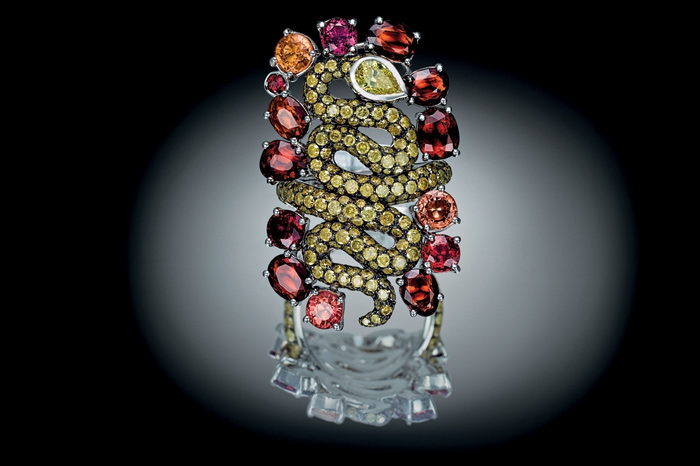 Serpente, Palmiera Кольцо на фалангу изображает гнездо пригревшейся среди камней-рубинов змеи.