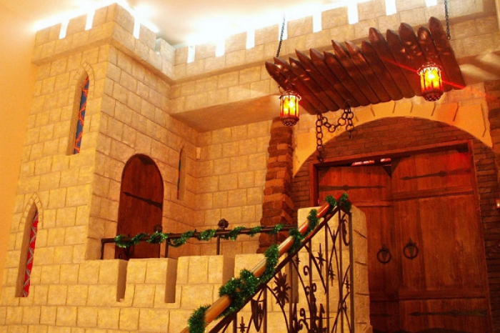 «Подворье замка» В этом ресторане вы сможете спрятаться от городской суеты и перенестись во времена доблестных рыцарей и прекрасных дам. Атмосфера