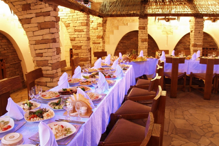 «Подворье замка» В этом ресторане вы сможете спрятаться от городской суеты и перенестись во времена доблестных рыцарей и прекрасных дам. Атмосфера