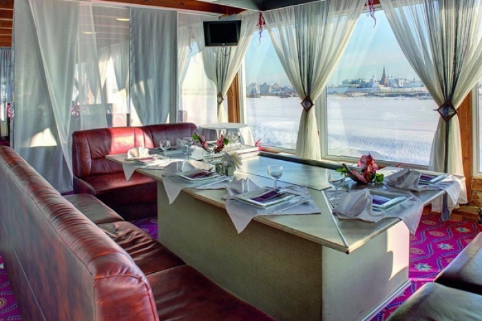 "Круиз" Всем тем, кто устал от каменных стен городских заведений и хочет попробовать что-нибудь новое, мы предлагаем переместиться на воду