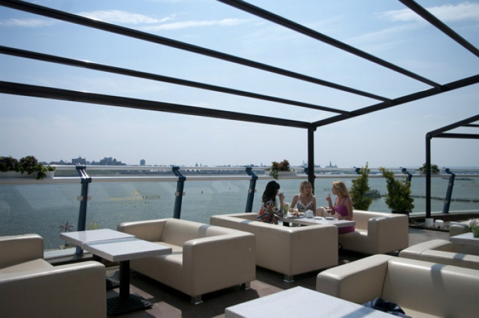 "Панорама" Расположившийся на самой верхушке развлекательного комплекса «Ривьера», ресторан «Панорама» станет идеальным местом для тех, кто хочет