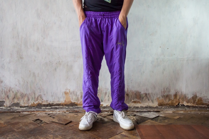 Спортивные штаны найдены в секонде. Люблю ходить в них по Невскому. Сверху лучше надеть какие-нибудь безразмерные футболки.