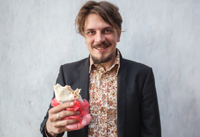 В спальных районах страны Оз носят бежевые мятые плащи детективов из фильмов нуар, закапанные шавермой и залитые ягуаром.