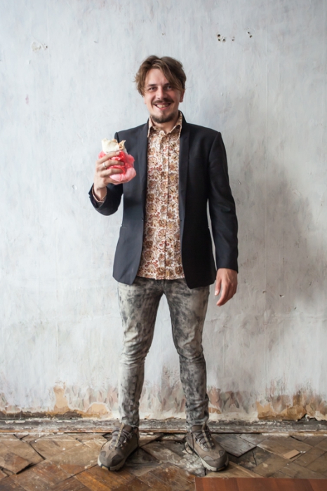 В Петербурге хорошо одеваются даже таджики. Единственное, что мне было отвратительно видеть, — чиносы песочного цвета на хипстерах. К счастью, их