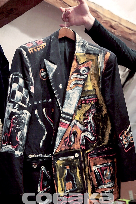 Пиджак подарил один художник в Петербурге около пятнадцати лет назад