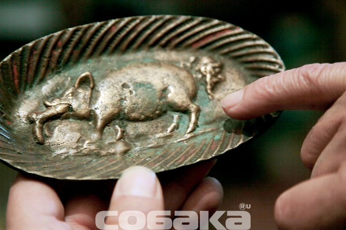 Медное блюдце для мелких украшений 19 века с изображением, олицетворяющим примитивный фольклорный антисемитизм.