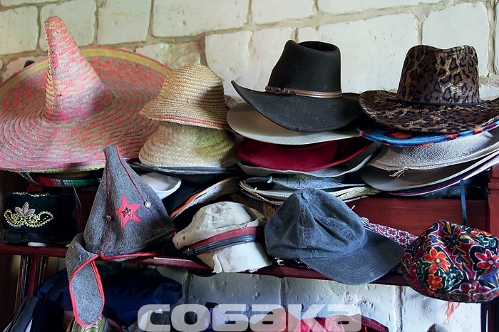 В коллекции головных уборов помимо шляп и кепи есть и буденовка, и сомбреро