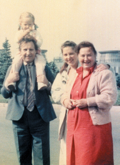 Олег Витальевич с внучкой Екатериной, невесткой Натальей и женой Натальей Владимировной улетают в отпуск