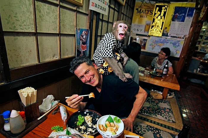 Kayabukiya Tavern (Токио) Бывает, что, наблюдая за нерадивым официантом, думаешь, что даже обезьяна справилась бы лучше. В ресторанчике на севере