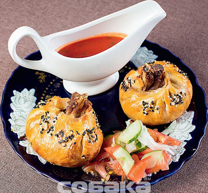 Изысканная самса на косточке с мясом молодого барашка, курдюком и специями, подается с соусом и овощами.