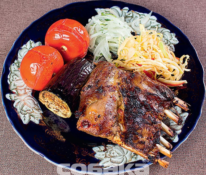 Баранья корейка с овощами. Маринуется в соках овощей, готовится с овощами на гриле.