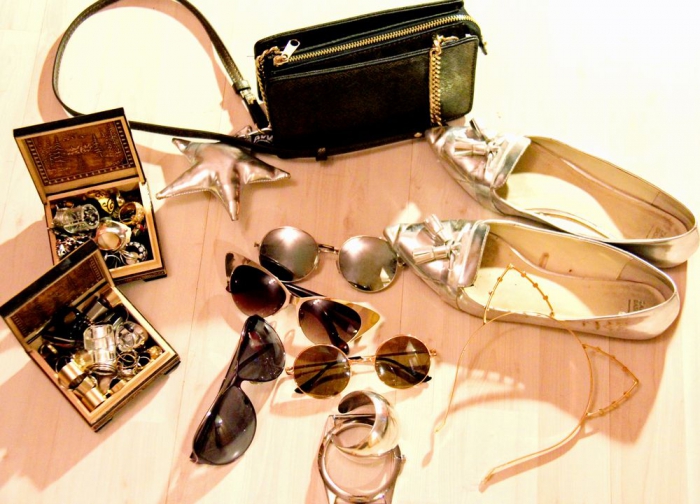 Очки в моем гардеробе, как и туфли, занимают особое место: почти 100 пар самых разнообразных моделей. Обычно в сезон я ношу только 10-20 пар, в