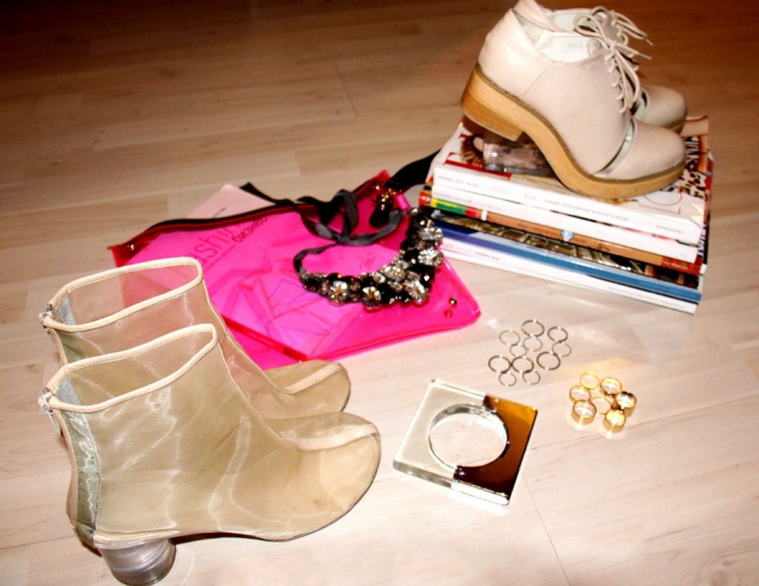 Ботинки от неизвестного азиатского дизайнера, ботильоны Maison Martin Margiela, клатч Sela (да, это может показаться удивительным, но задача стилиста