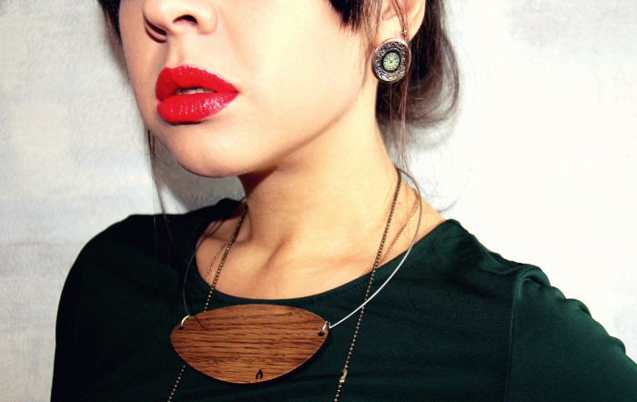 Ожерелье Nuone от уфимского дизайнера Ксении Колпаковой, серьги с парижского блошиного рынка Marche aux puces de St-Ouen.