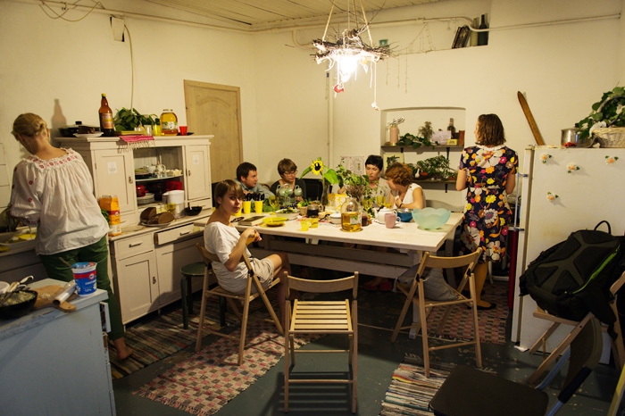 «Бульба lounge» Аутентичные белорусские обеды: гремучая смесь грибного супа и свекольника, «Месть партизана» — острый паштет из сала и крамбамбуля