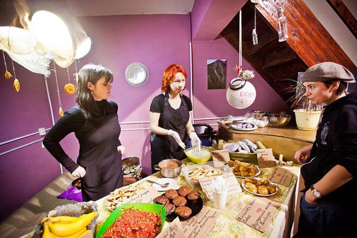 «Таверна вещих сестричек» Меню следует рецептам из вселенной писателя-фантаста Терри Пратчетта: серый «гномий» хлеб, сэндвич с «чутокмясным» фаршем и