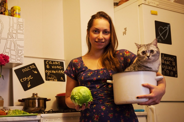 «Таки кот!» Простые хиты домашней кухни, но благодаря присутствию у плиты кота Чаки очень качественные: тыквенные драники, смузи из груши с мятой