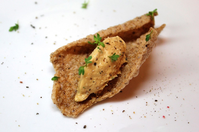 «За веру, царя и отечество!» Русская кухня, претендующая на молекулярность, то есть вооруженная горелками и блендером: спринг-роллы из окрошки, чупа