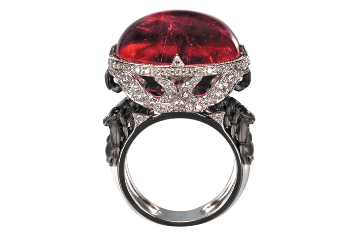 Scorpion, Magerit Гигантский розовый турмалин весом двадцать один карат подпирают хвостами скорпионы-атланты из родированного золота.