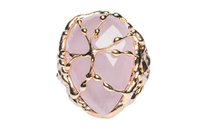 Regale, Rosantica Розовый халцедон родом с шотландских утесов обнимают латунные побеги с покрытием из золота 999-й пробы. Похожий перстень, но в