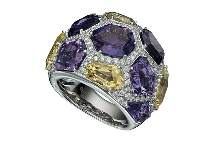 Sofragem, Bubbles & Facets Крупное кольцо входит в коллекцию Bubbles & Facets и действительно похоже на составленный из аметистовых и цитриновых