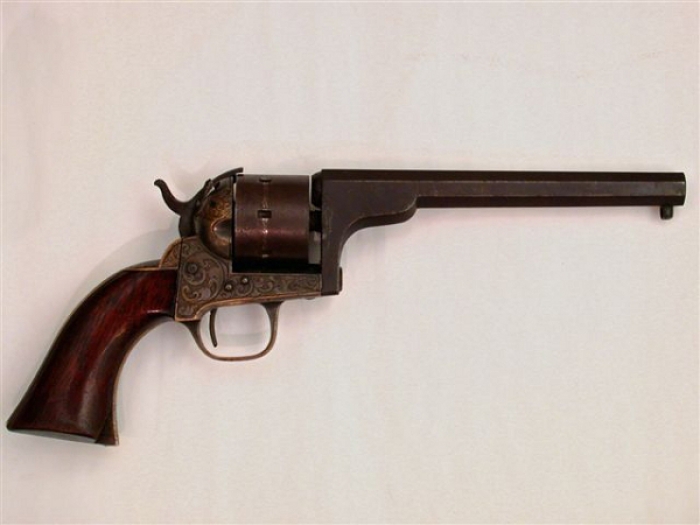 Именной револьвер генерала, из которого он пытался застрелиться.