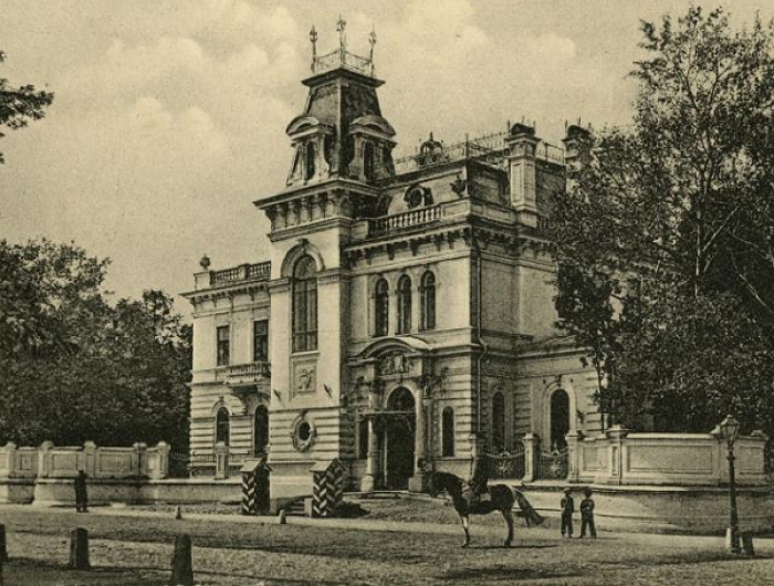 Когда строительство дома близилось к концу, написали письмо генералу, где спрашивали, какие инициалы выбить на щитах, украшающих фасад. Последовал