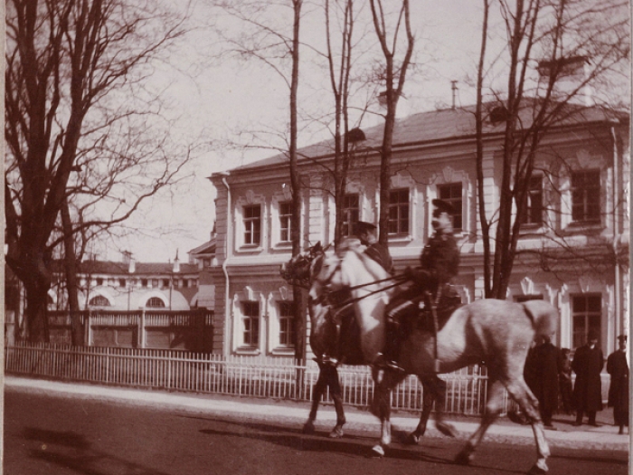 Сандецкий был по натуре аскет. Среди офицеров поговаривали, что роскоши он чурается, презрительно обзывает гражданских «штафирками», ест грубый