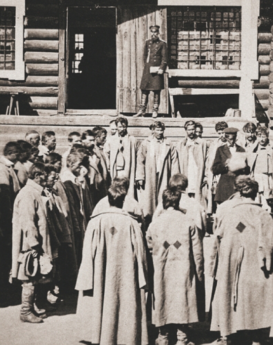 Улица Карла Маркса, на которой стоит дом Сандецкого, когда-то являлась частью бесконечного Сибирского тракта, по которому гремели цепями каторжане