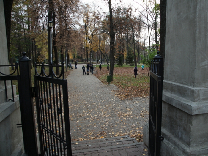 На входе в городские сады по личному требованию генерала Сандецкого вывесили строгие таблички: «Вход солдатам, цыганам и гражданам с собаками